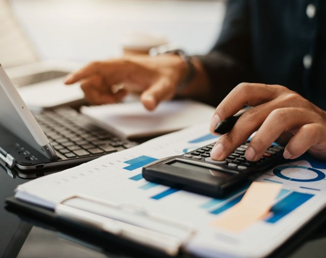 Difference between using an accounting software and hiring an accounting firm