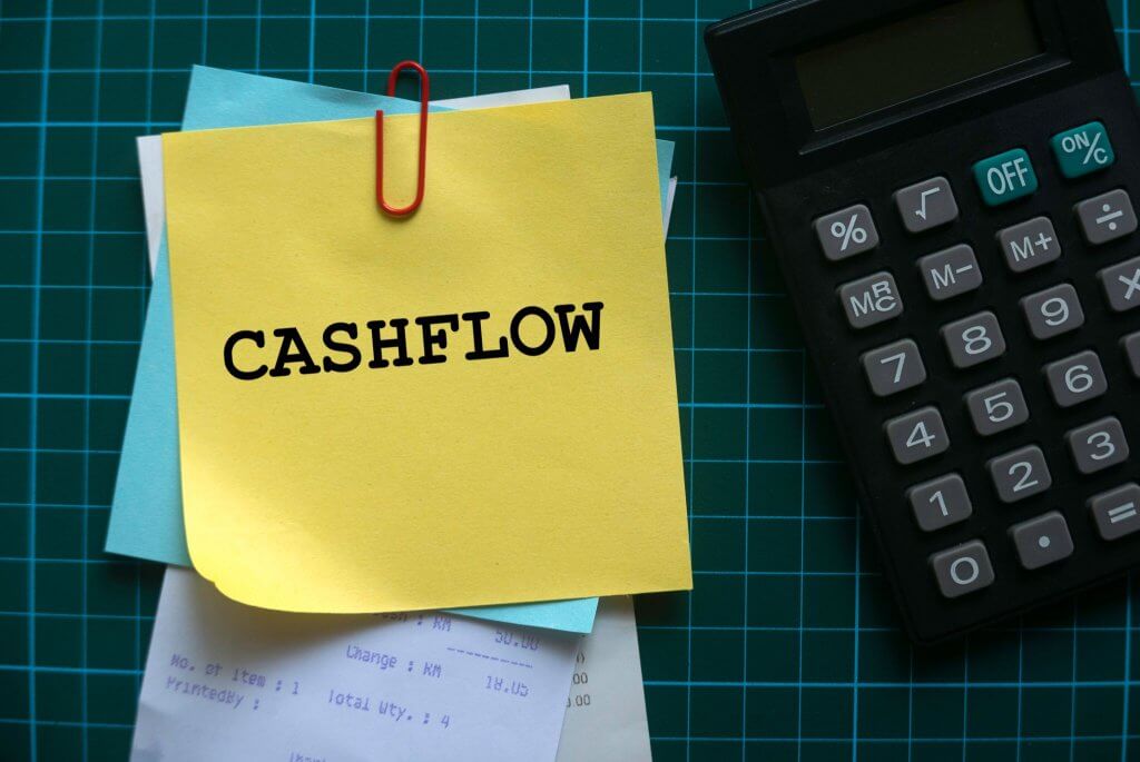 a sticky notepad with the word cashflow in it